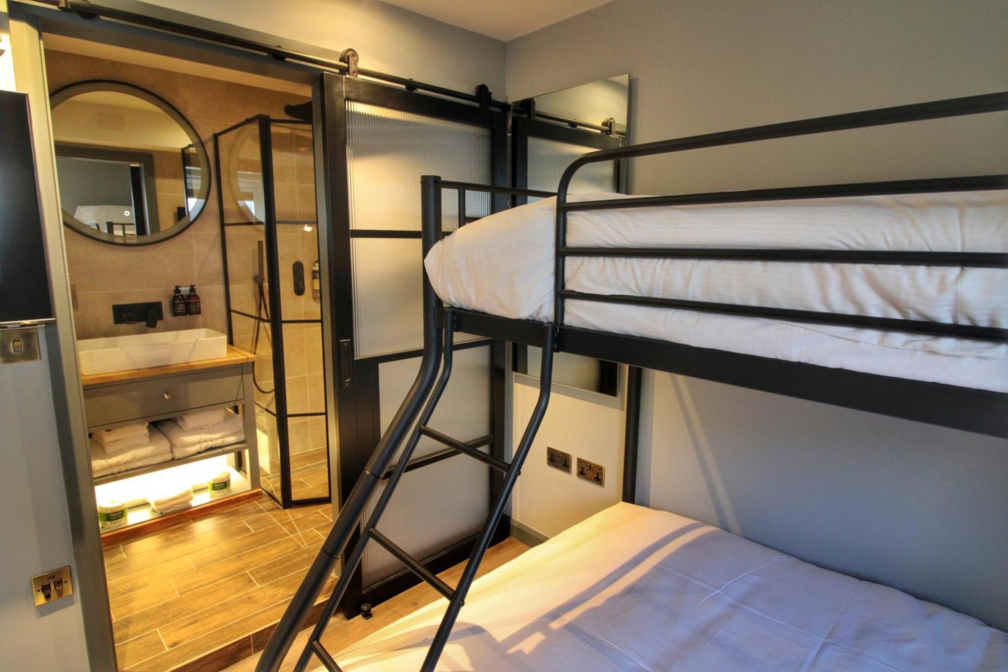 Pinnacle Suites Hotel คาวส์ ภายนอก รูปภาพ