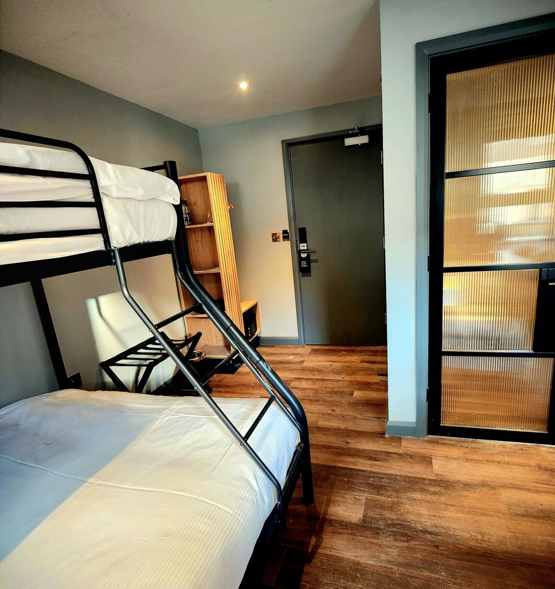 Pinnacle Suites Hotel คาวส์ ภายนอก รูปภาพ